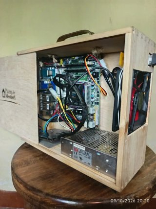 PC Desktop Artigianale in Legno