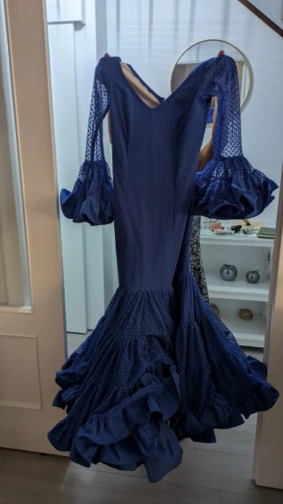 Traje de flamenca azul con lunares