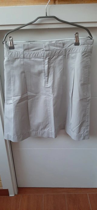 Falda gris corta de traje de Zara