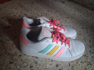Zapatillas Adidas Blancas con Detalles