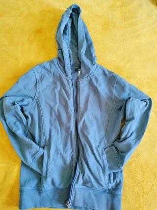 Chaqueta deportiva azul con capucha