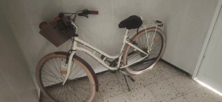 Bicicleta urbana blanca con cesta