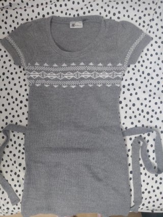 Vestido de punto gris y blanco