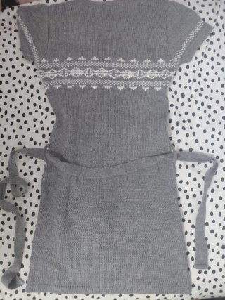 Vestido de punto gris y blanco