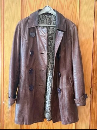 Chaqueta de cuero marrón con forro estampado