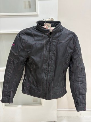 Chaqueta Moto Negra con Detalles Rosas