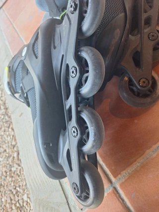 Patines Oxelo Talla 43 y protecciones de regalo.