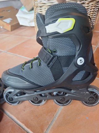 Patines Oxelo Talla 43 y protecciones de regalo.