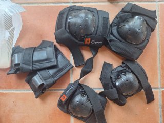 Patines Oxelo Talla 43 y protecciones de regalo.