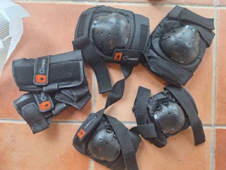 Patines Oxelo Talla 43 y protecciones de regalo.