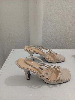 Zapatos de tacón beige y negros