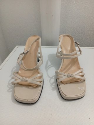 Zapatos de tacón beige y negros
