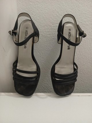 Zapatos de tacón beige y negros