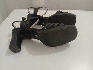 Zapatos de tacón beige y negros