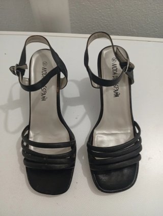 Zapatos de tacón beige y negros