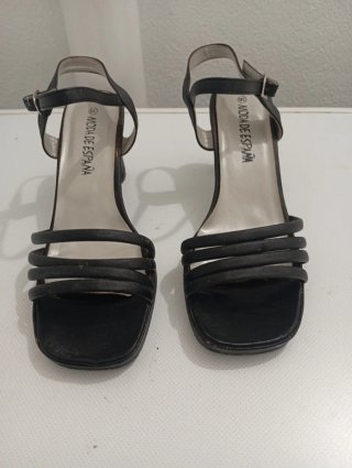 Zapatos de tacón beige y negros