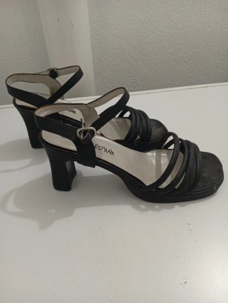 Zapatos de tacón beige y negros