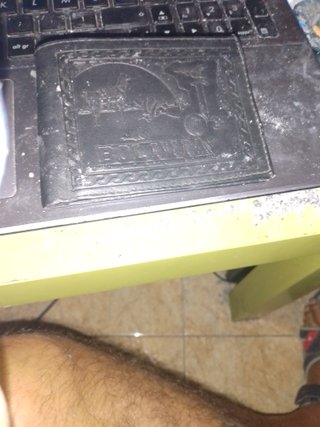 Billetera Negra con Relieve