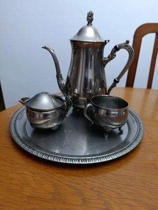 Juego de tetera, azucarero y taza.