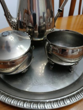 Juego de tetera, azucarero y taza.
