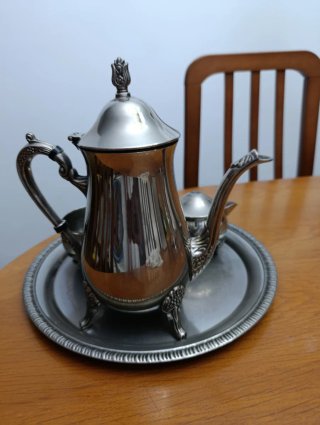 Juego de tetera, azucarero y taza.