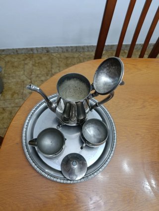 Juego de tetera, azucarero y taza.