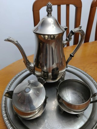 Juego de tetera, azucarero y taza.