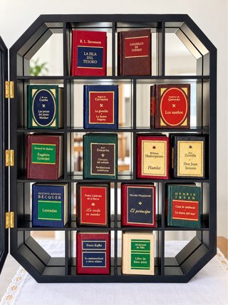 Colección 13 libros clásicos miniatura en vitrina