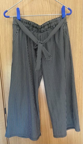 Pantalón midi rayas blanco y negro