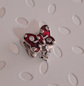 Charm Mariposa Rojo y Plateado
