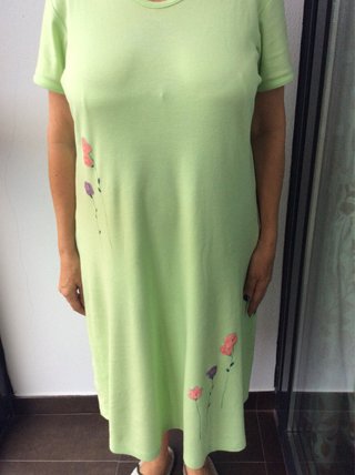 Camisón verde con flores rosas y otros. 4,16€ ud