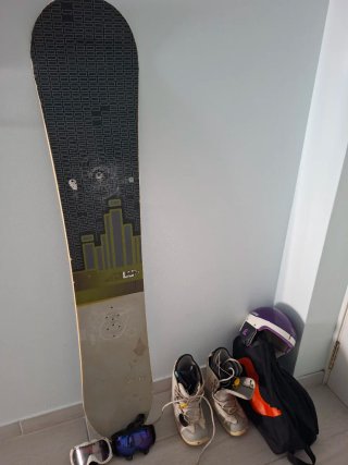 Pack Snowboard con Tabla, Botas y Casco