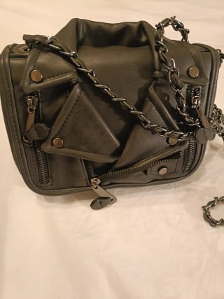 Bolso tipo chupa de cuero negro