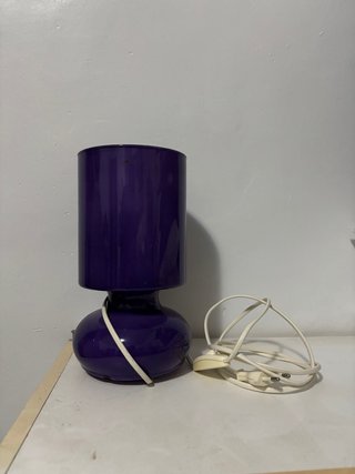 Lámpara de mesa morada de cristal