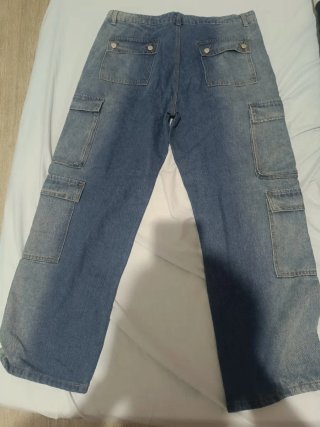 Pantalón vaquero tipo cargo