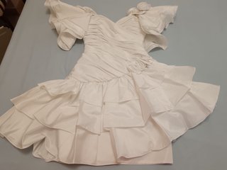 Vestido de novia corto con volantes