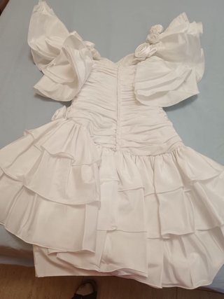 Vestido de novia corto con volantes