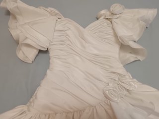 Vestido de novia corto con volantes