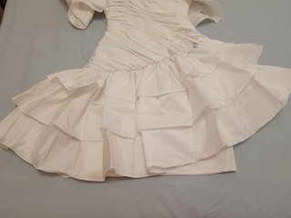 Vestido de novia corto con volantes