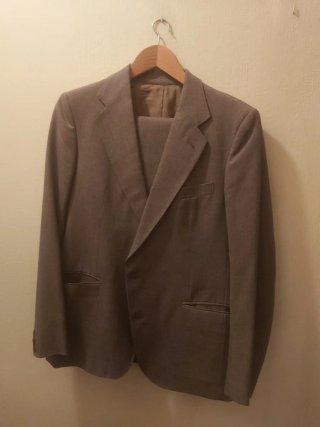 Traje de chaqueta y pantalón gris