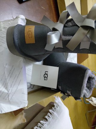 Botas UGG grises con lazos
