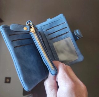 Monedero azul con asa