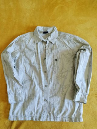 Camisa manga larga c/estampado gráfico continuo