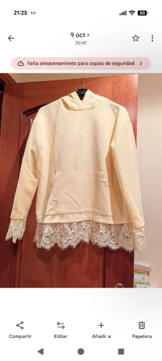 Sudadera Beige con Detalle de Encaje