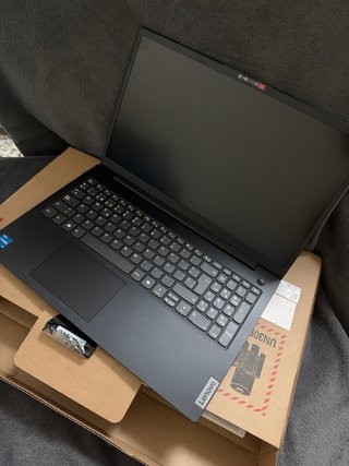 Portátil Lenovo V15 G5