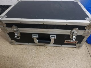 Maleta de transporte industrial llena de altavoces