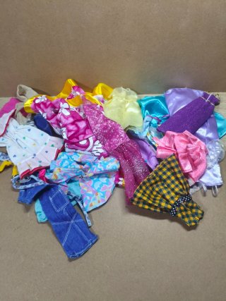 Lote de 9 Muñecas Barbie y Ken