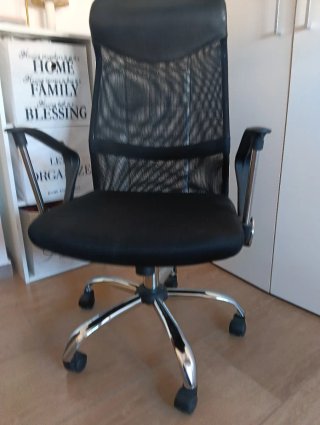 Sillón giratorio y Mesa de escritorio estructura m