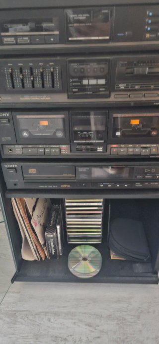 Cadena de música Sony con altavoces