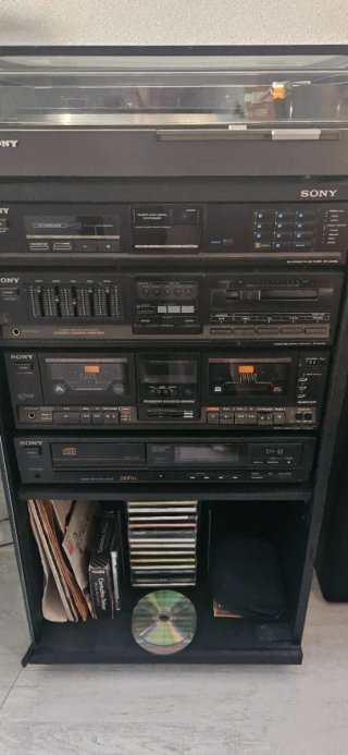 Cadena de música Sony con altavoces